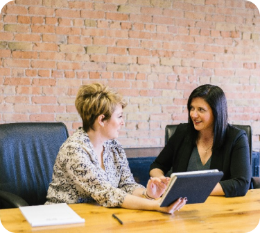 imagen de dos mujeres hablando y trabajando