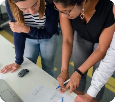 Imagen de dos mujeres trabajando