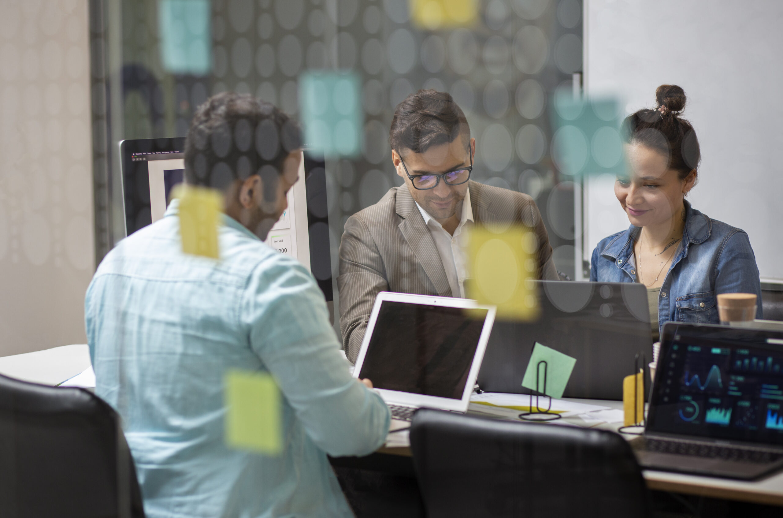 Personas trabajando en equipo en oficina