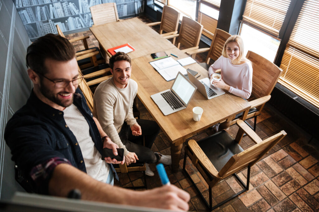 Equipo de trabajo colaborando en la gestión de procesos creativos para PyMEs.
